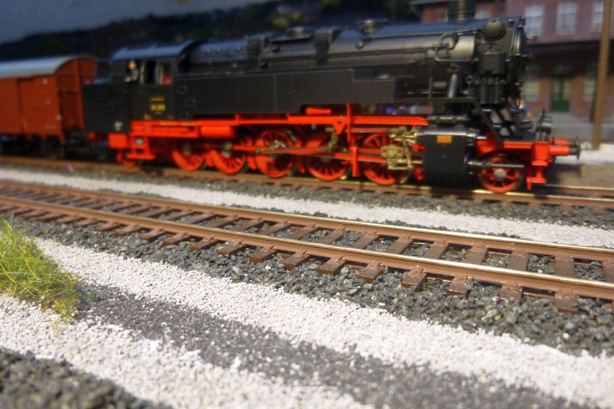 Roco 85 008 mit 10 Gedeckten – Sinnige Anlagen